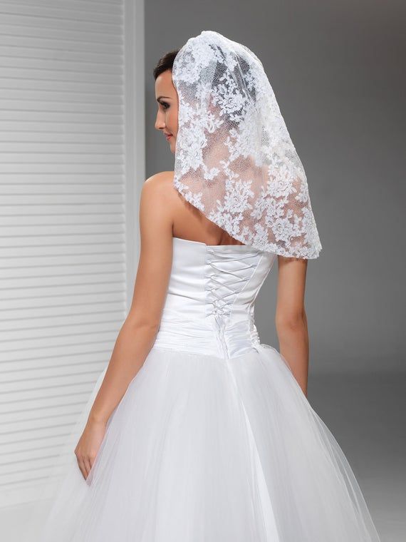 12 Types of Wedding Veils To Choose From