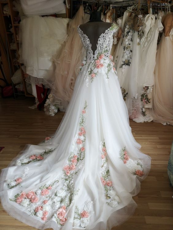 Tie the Knot in Style: The trendiest wedding dress styles for 2022